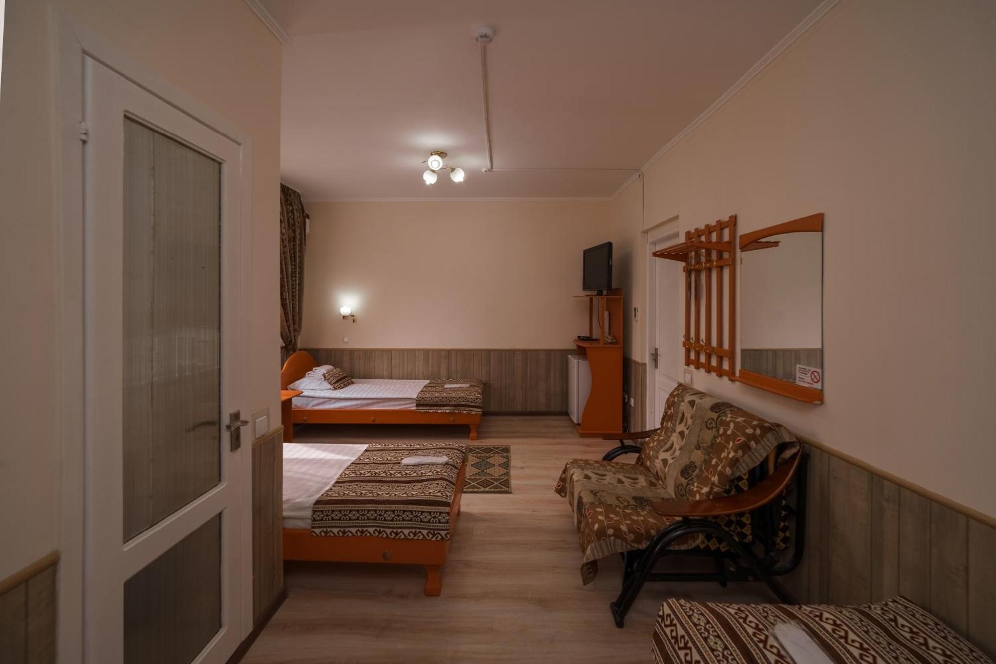 Alpinist Hotel Bisjkek Eksteriør billede