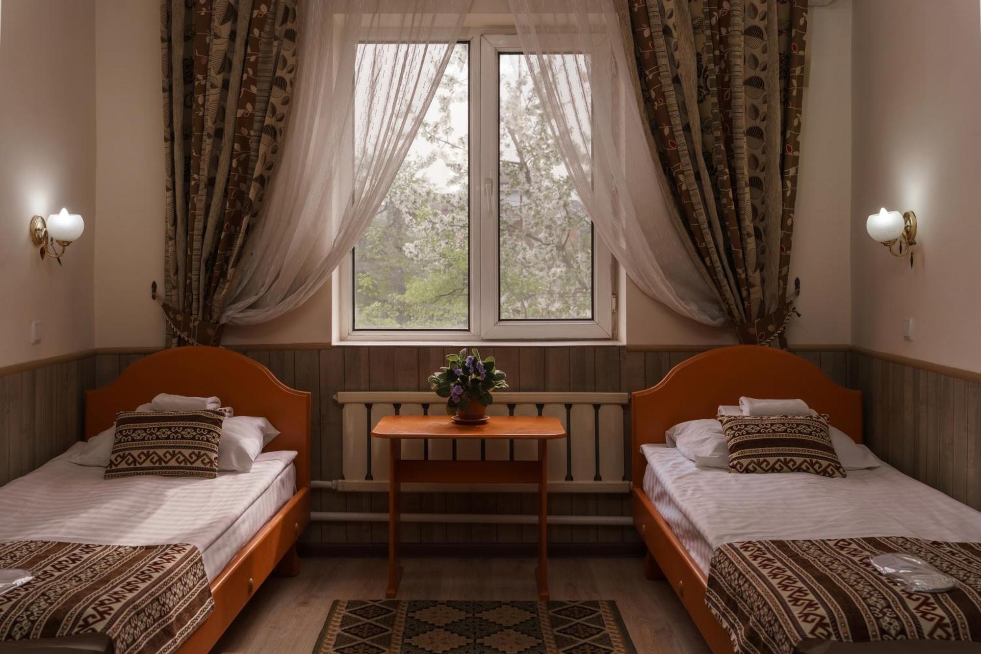 Alpinist Hotel Bisjkek Eksteriør billede