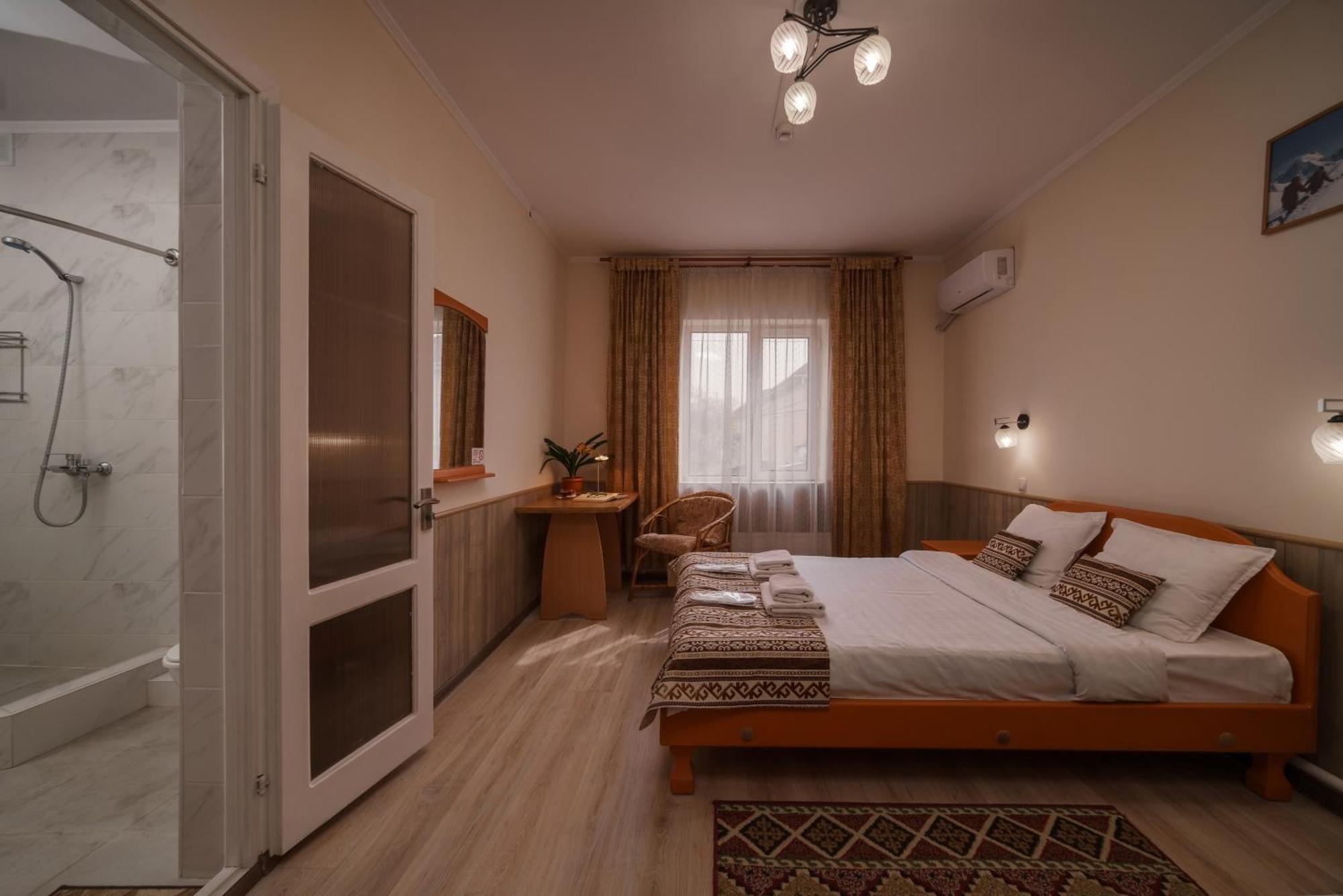 Alpinist Hotel Bisjkek Eksteriør billede